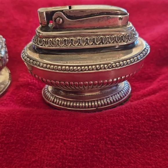 Ronson vintage table top lighters. 2 Queen Anne and 1 Decanter lighters. - Picture 3 of 7